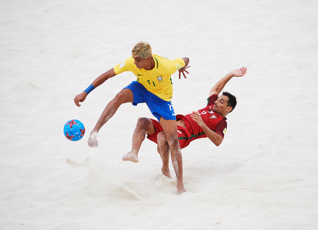 Um esporte brasileiro de futebol de praia